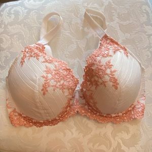 Wacoal bra size 36DDD. Like brand new.